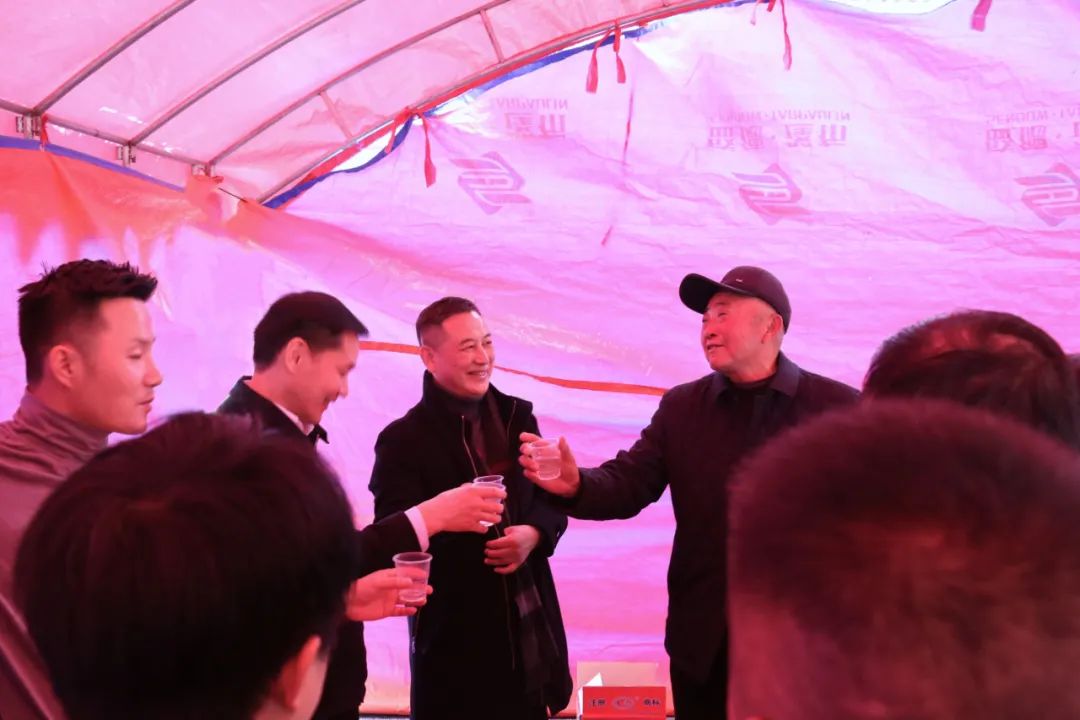 幼年送暖，，，，，，情满敬老院——w88win官网国际物流集团发展敬老慰问活动